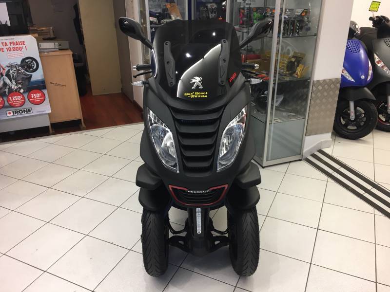 Scooter Peugeot Métropolis 400 à Ollioules