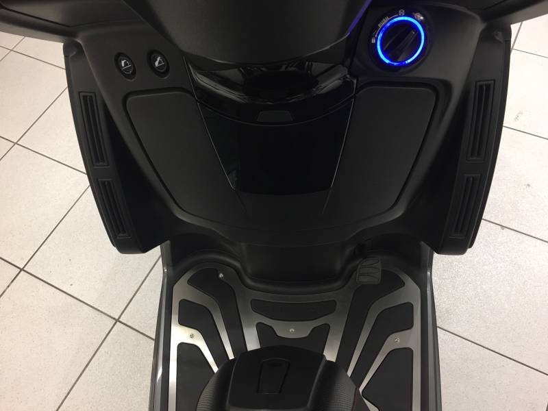 Destockage Scooter de direction 3 roues Peugeot Metropolis 400 RS 13