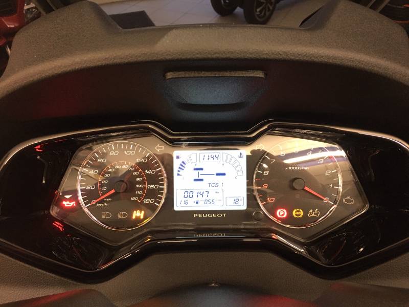 Destockage Scooter de direction 3 roues Peugeot Metropolis 400 RS 13