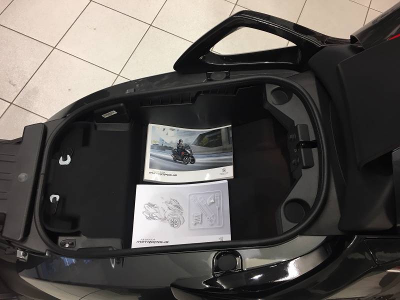 Destockage Scooter de direction 3 roues Peugeot Metropolis 400 RS 13