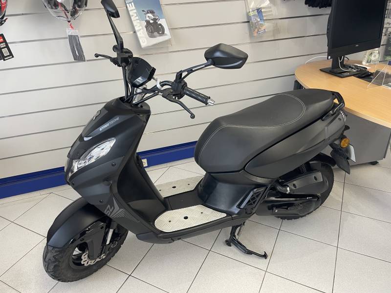 Achat scooter d'occasion Peugeot 50 Streetzone 4T à Saint cyr sur mer près de la Ciotat dans les Bouches-du-Rhône